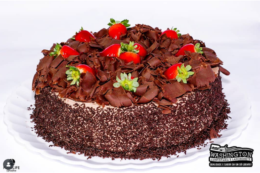 Bolo Mousse de Chocolate com Pedaços de Morango